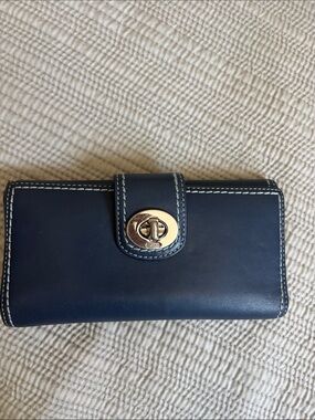 COACH Turn Lock Navy Blue  Y2K Leather Wallet